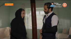 Cihan le pide a Azize que vuelva a casa.