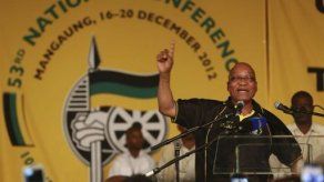 Críticas a presidente Zuma por decir que tener perro es cosa de blancos