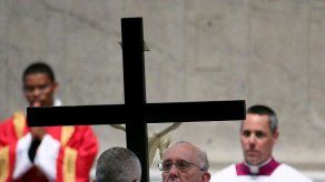 El papa preside el rito de la Pasión de Cristo y el Vía Crucis en el Coliseo El papa preside el rito de la Pasión de Cristo y el Vía Crucis en el Coliseo