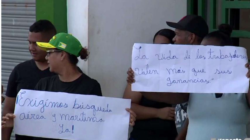 Familiares del capitán desaparecido tras naufragio en Puerto Caimito piden reforzar búsqueda.