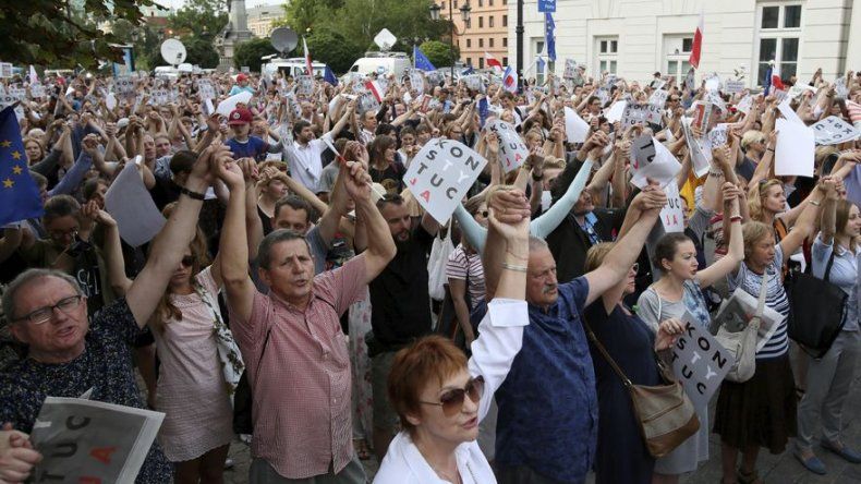 Continúan protestas en Varsovia tras el veto parcial de la reforma judicial