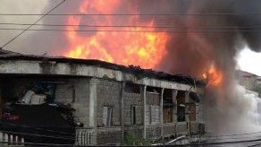 Trabajadores salvaron a residentes y sus mascotas de edificio en llamas en Colón