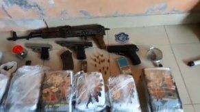 Paquetes de presunta droga y armas de fuego fueron decomisados en un operativo que en El Crisol. Paquetes de presunta droga y armas de fuego fueron decomisados en un operativo que en El Crisol.