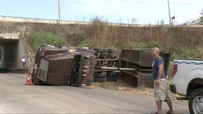 Camión cargado de piedra se vuelca en La Chorrera