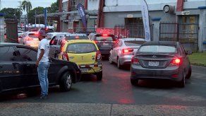 Las personas deben acudir en auto para recibir su dosis de la vacuna contra covid-19 en el Estadio Rommel Fernández.