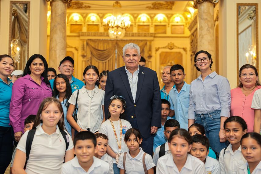 Mulino reconoce a docentes y estudiantes de Las Minas&nbsp;