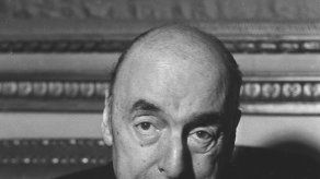 Pablo Neruda se pasea por Santiago para celebrar su 110 cumpleaños