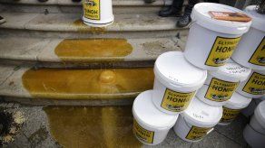 Apicultores usan miel para protesta pegajosa en Berlín