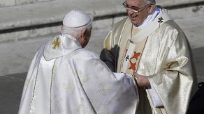 Papa emérito Benedicto XVI y Papa Francisco. Papa emérito Benedicto XVI y Papa Francisco.