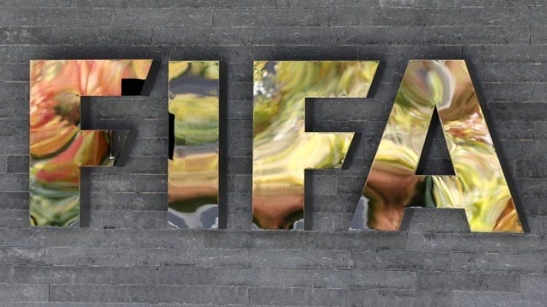 FIFA multa a México y Argentina por cánticos homofóbicos