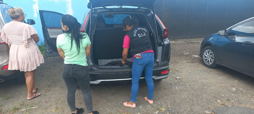 Detienen a mujeres con más de 2 mil dólares falsos
