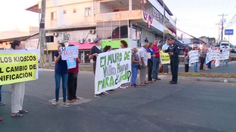 Residentes de Villa Magna protestan para exigir construcción de un muro