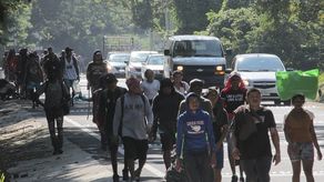 Migrantes de distintas nacionalidades avanzan en su caravana rumbo a la Ciudad de México.