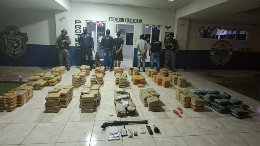 La Policía Nacional decomisa 500 paquetes de presunta droga.
