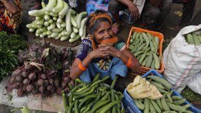 Los contagios de COVID-19 en la India registraron su cifra más baja en dos meses el lunes.
