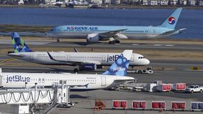 La FAA ordenó el miércoles por la mañana que los aviones se mantuvieran en tierra unas horas y esto provocó más de 1.300 cancelaciones de vuelos y 9.000 retrasos para la madrugada del miércoles en la costa este, según FlightAware.