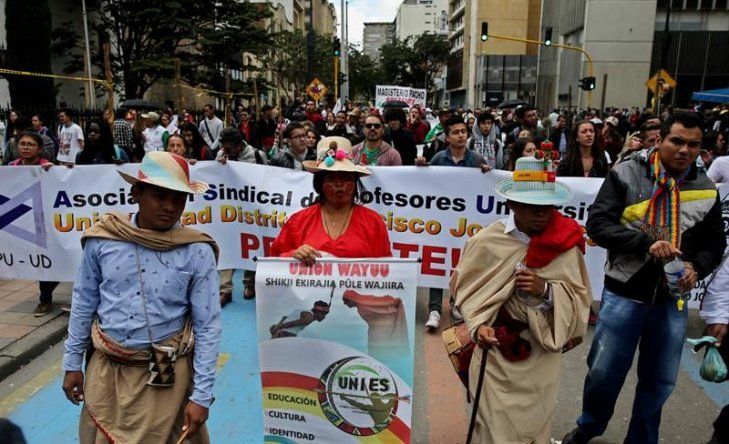 Maestros colombianos protestan en Bogotá para reclamar mejoras salariales