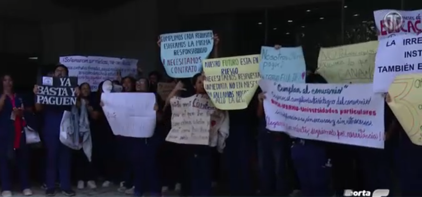 Estudiantes protestan en el IFARHU