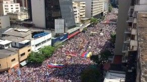 Guaidó reta con ayuda humanitaria y Maduro pide paz