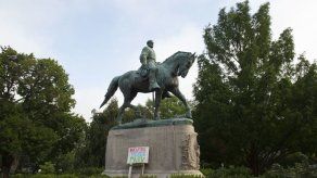 Charlottesville: Cubren monumento confederado con tela negra