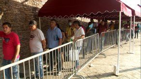 Conductores madrugaron para retirar la calcomanía de circulación de sus vehículos