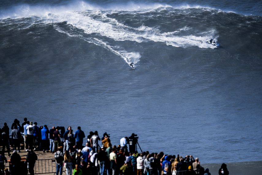 La playa en Nazaré ofrece condiciones excepcionales para surfear olas gigantes.