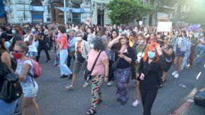 Miles de mujeres se manifiestan contra la cultura de la violación en Uruguay