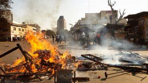 Presidente de Zimbabue responsabiliza a oposición por incidentes en la capital