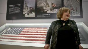 Bandera izada en ruinas del Centro de Comercio vuelve a NY