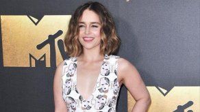 Emilia Clarke tuvo que recurrir al alcohol para lograr posar desnuda