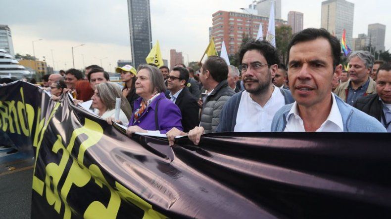 Miles de colombianos salen a las calles a defender la paz y justicia especial