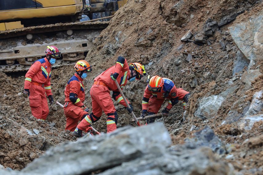 Los obreros estaban construyendo un centro de formación para un hospital en el momento del deslave. La región montañosa interior de Guizhou es una de las menos desarrolladas de China.
