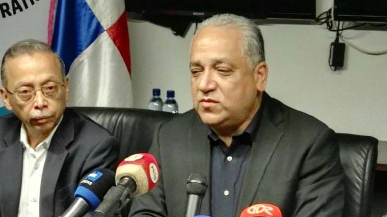 Luis Eduardo Camacho declina candidatura presidencial, apoyará a Francolini