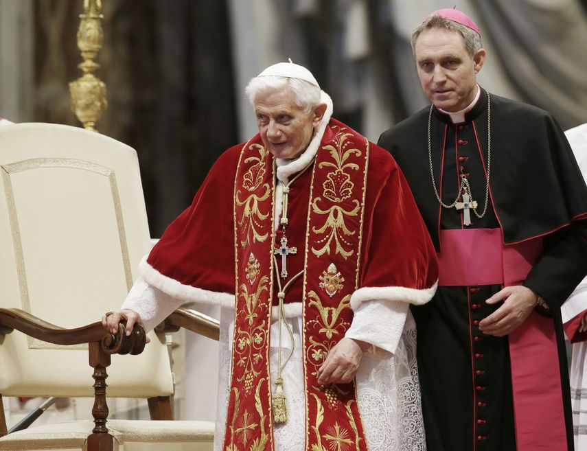 Benedicto XVI falleció el sábado a los 95 años y su cuerpo era mostrado el lunes en la basílica de San Pedro.