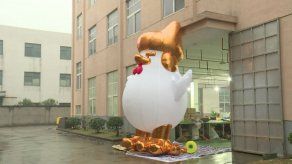 Fabrican en China gallos inflables semejantes a Trump