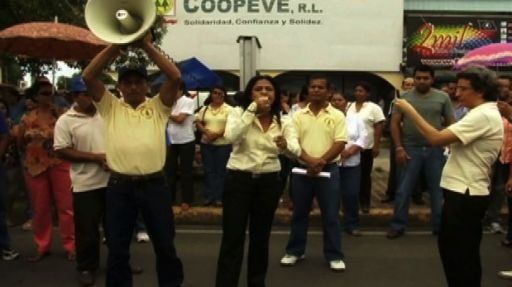 Gremios docentes realizan cierre de calle en Veraguas