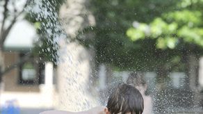 Muchos municipios anunciaron planes de abrir centros para refrescarse, entre ellos Chicago, donde el lunes funcionarios comenzaron a alertar a los residentes dónde podían hallar alivio del calor.