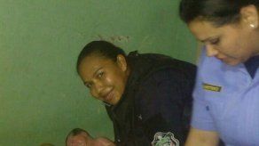 Policía ayuda a una mujer a dar a luz en su residencia en Barrio Lindo