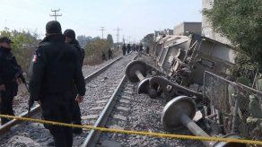 Mueren 5 miembros de una familia al descarrilar un tren en México