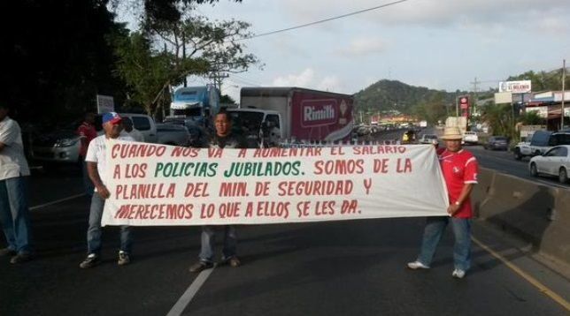 Policías jubilados cierran en La Chorrera, exigen aumento