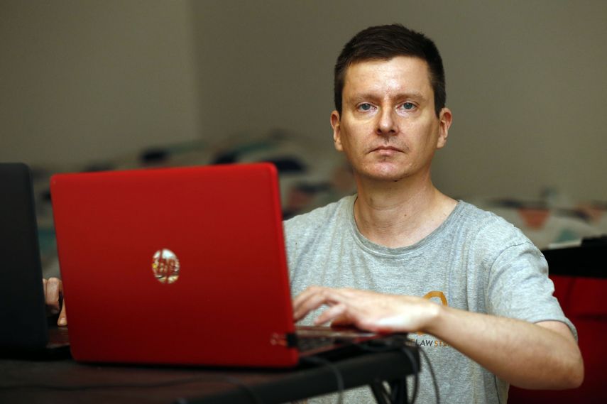 Algunas parejas en Estados Unidos han decidido que pueden vivir con un solo sueldo por el momento.