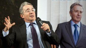 Uribe niega reunión con paras colombianos y cuestiona acusación