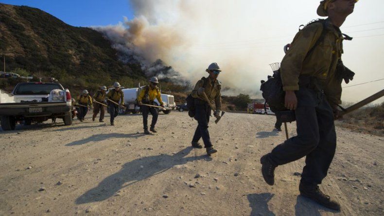 Los bomberos logran pequeños avances para controlar el incendio de California