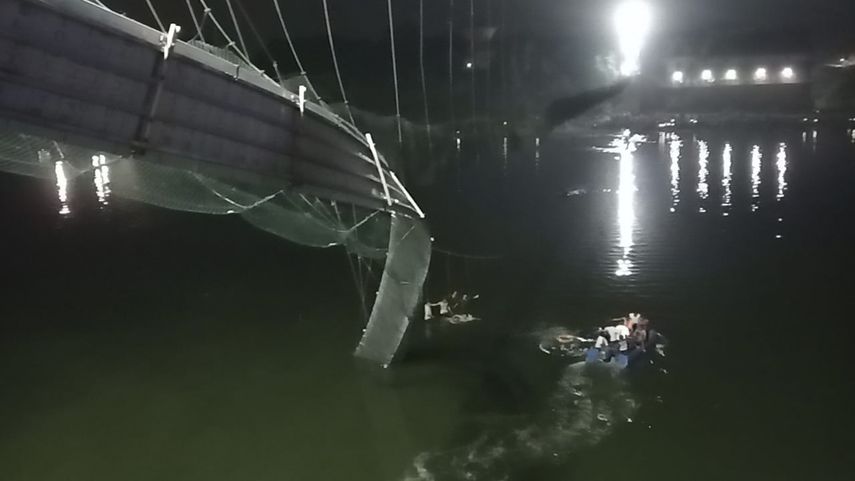 Buscan a desaparecidos tras derrumbe de puente en la India