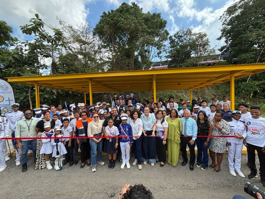 Supermercados Xtra y la Alcaldía de San Miguelito eliminan un punto de contaminación&nbsp; y lo transforman en un parque.