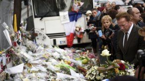 Schwarzenegger coloca nota y flores ante sala de espectáculos parisina del Bataclan
