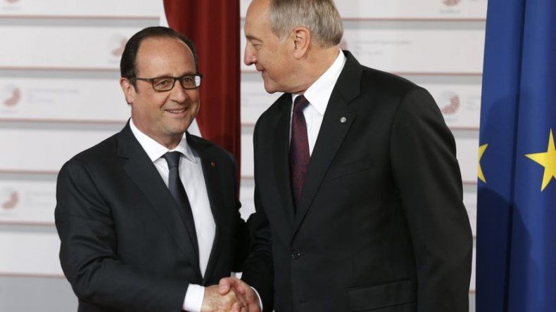 Merkel, Hollande y Tsipras analizan problemas de Grecia
