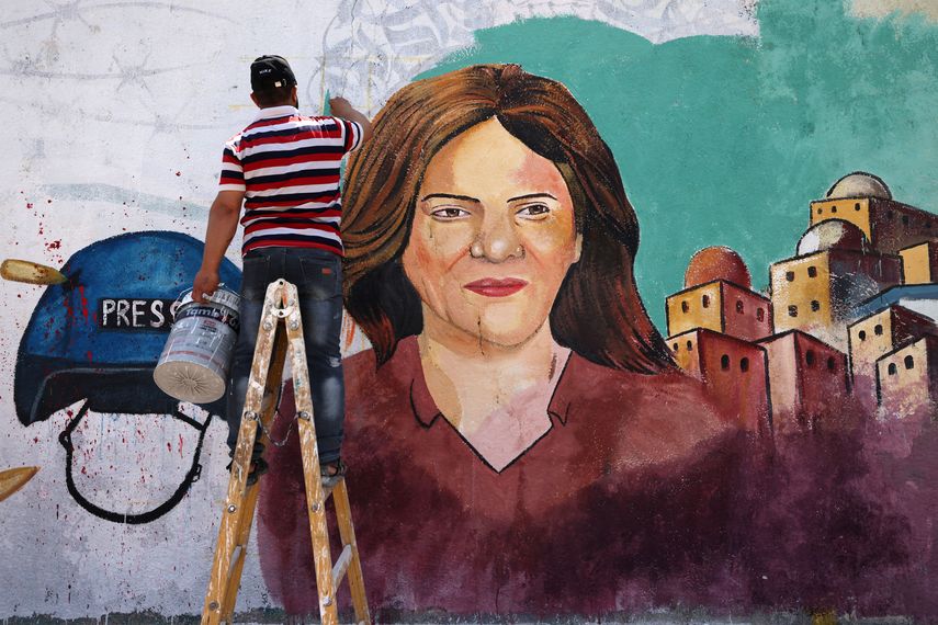 Mural pintado por un artista en honor a la veterana periodista de Al-Jazeera asesinada Shireen Abu Akleh.