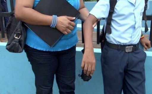 Madre denuncia que su hijo fue atacado por una capitana de la DIJ