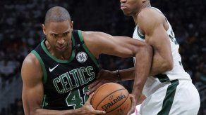 Irving y Horford ponen adelante a Celtics ante Bucks